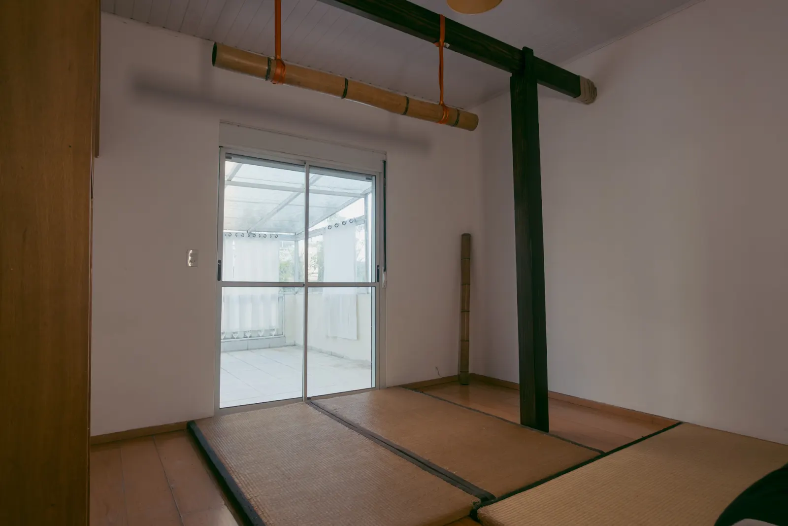 Estruturas do Dojo Nawa, incluindo a hashira