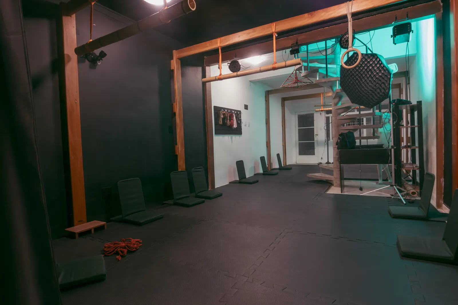 Sala de práticas e estruturas aéreas do Dojo Nawa
