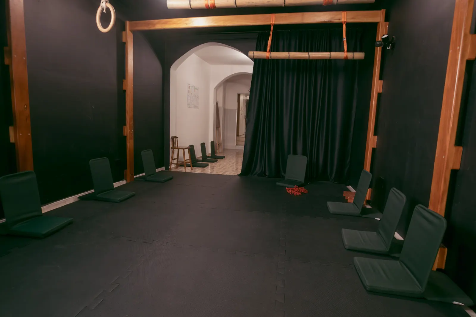 Vista ampla do Dojo Nawa preparado para uma aula