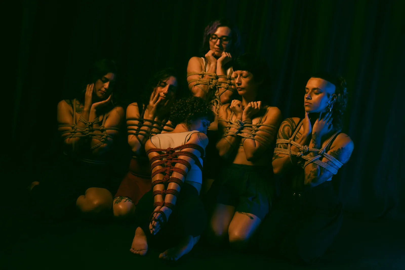 Modelos da turma do segundo ano em um estudo coletivo de Shibari