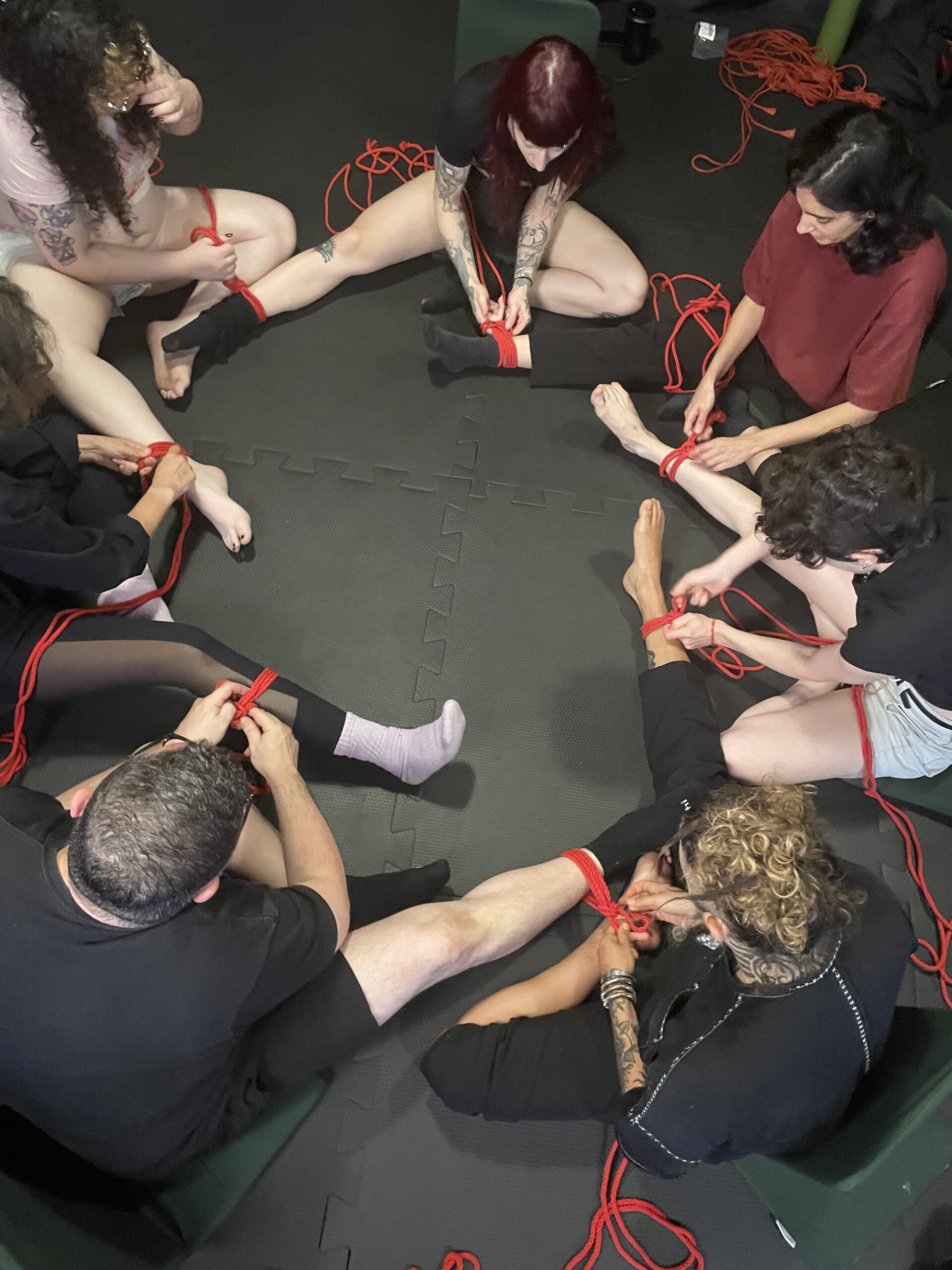Participantes praticando os primeiros laços em uma roda de aula