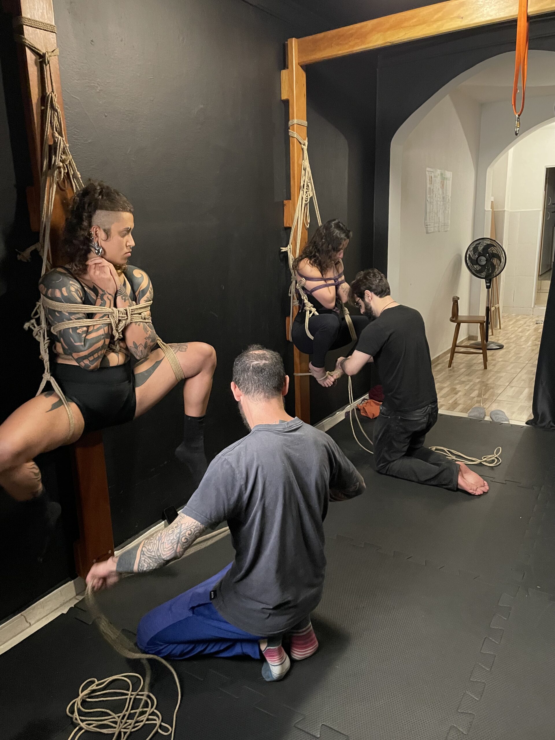 Alunos praticando juntos no Dojo Nawa