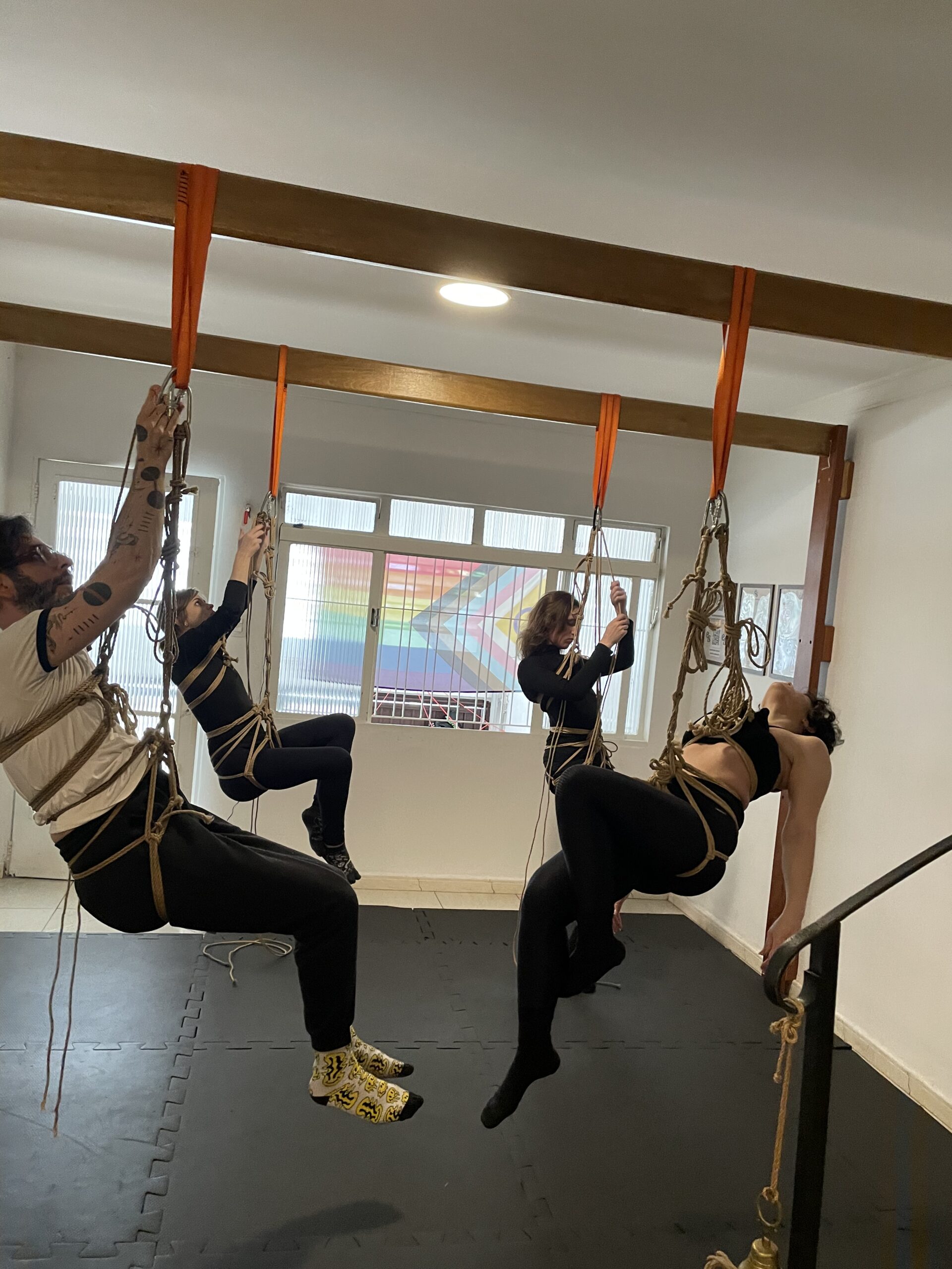 Prática de Shibari no salão principal da escola, o Dojo Nawa